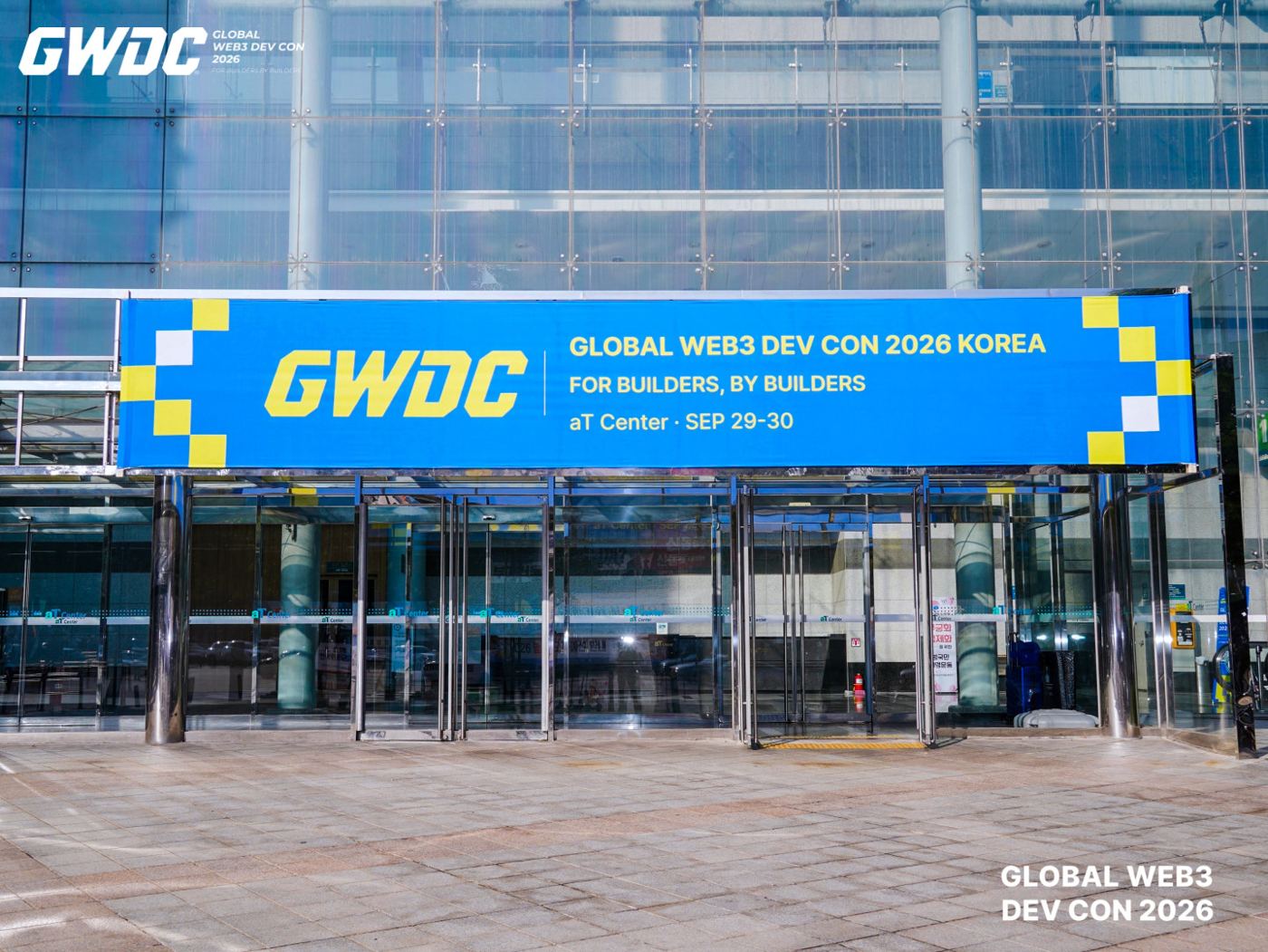 Pancarta de GWDC 2026 KOREA en la entrada del recinto del aT Center de Seúl