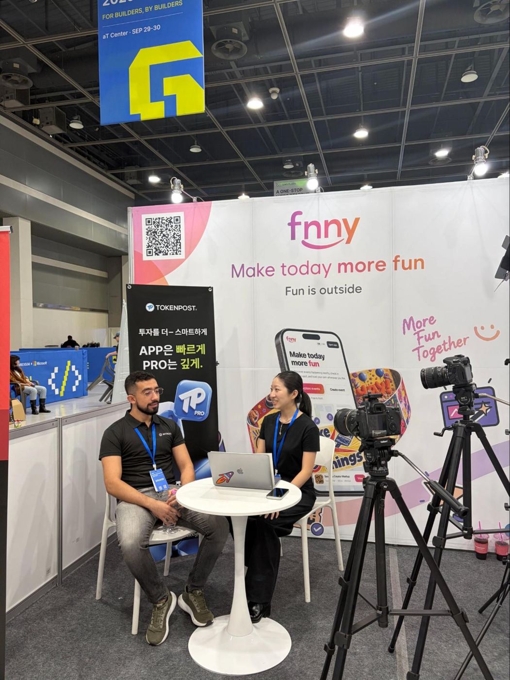 El equipo de Bitroot durante una entrevista en la zona de exposición