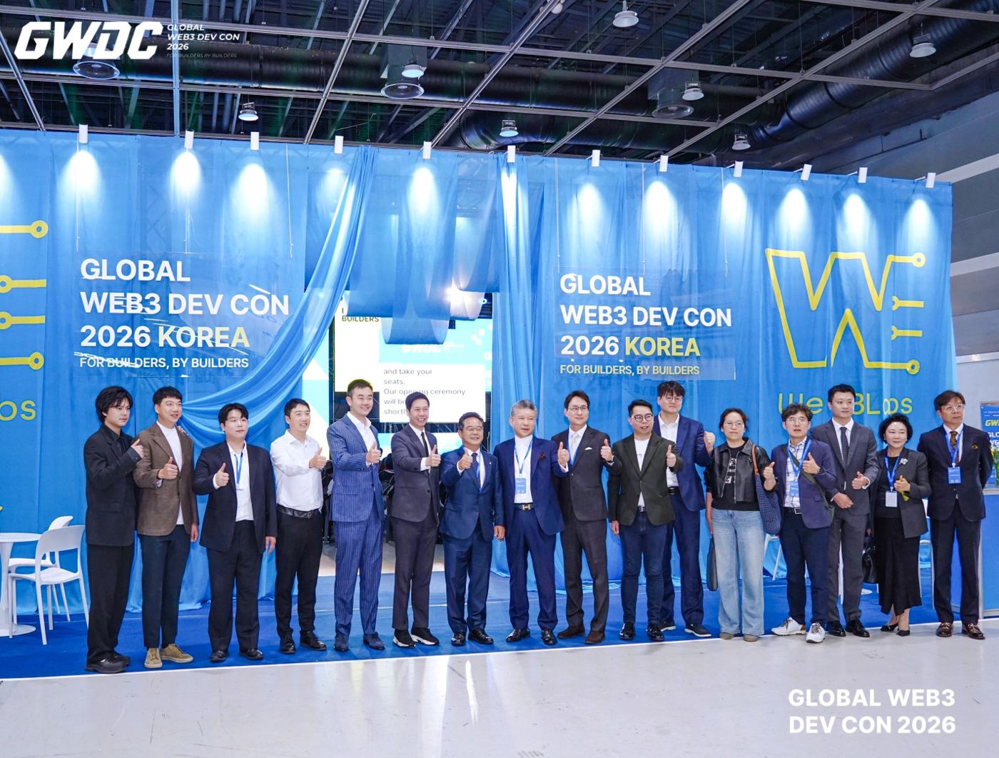 Foto de grupo de los invitados en el recinto de GWDC 2026 KOREA