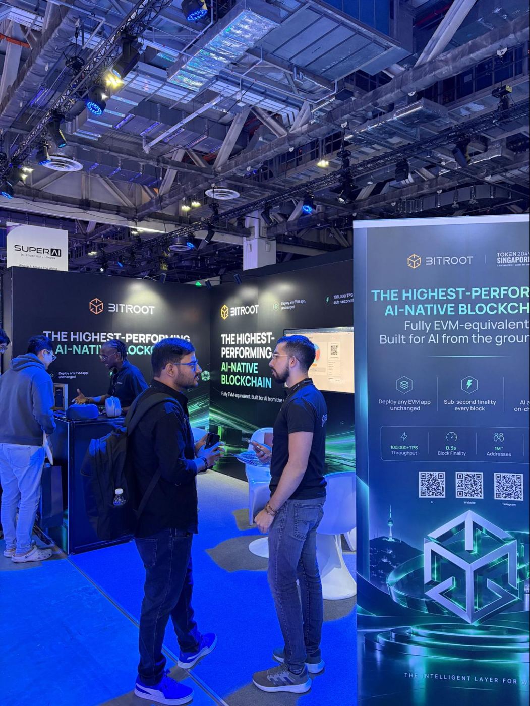 Conversaciones frente al stand de Bitroot