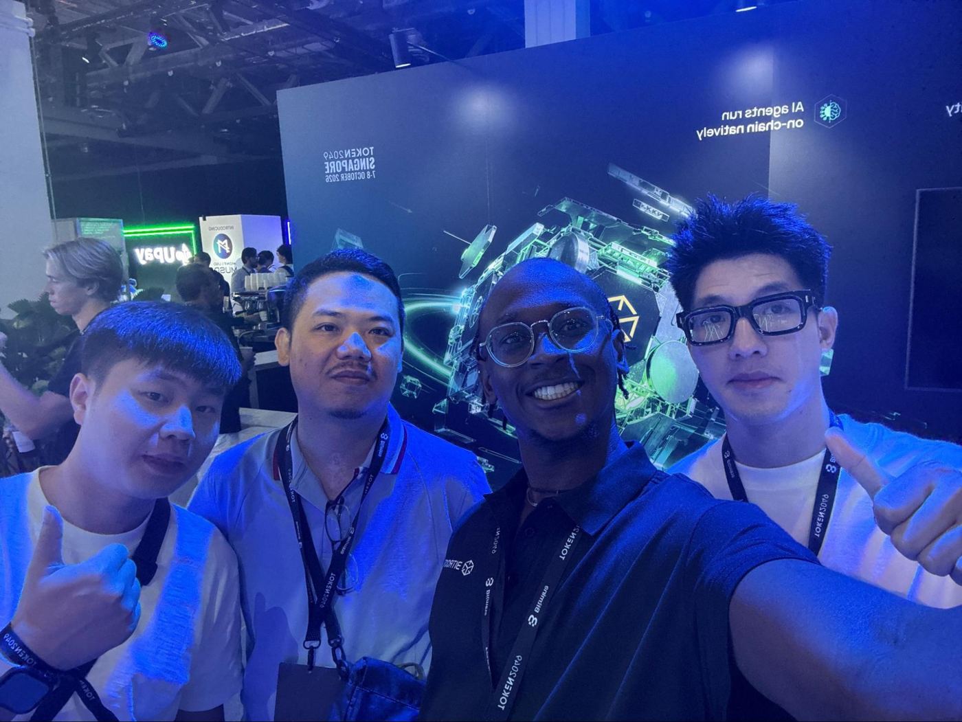 Miembros del equipo de Bitroot y socios de la comunidad en una foto de grupo en el recinto