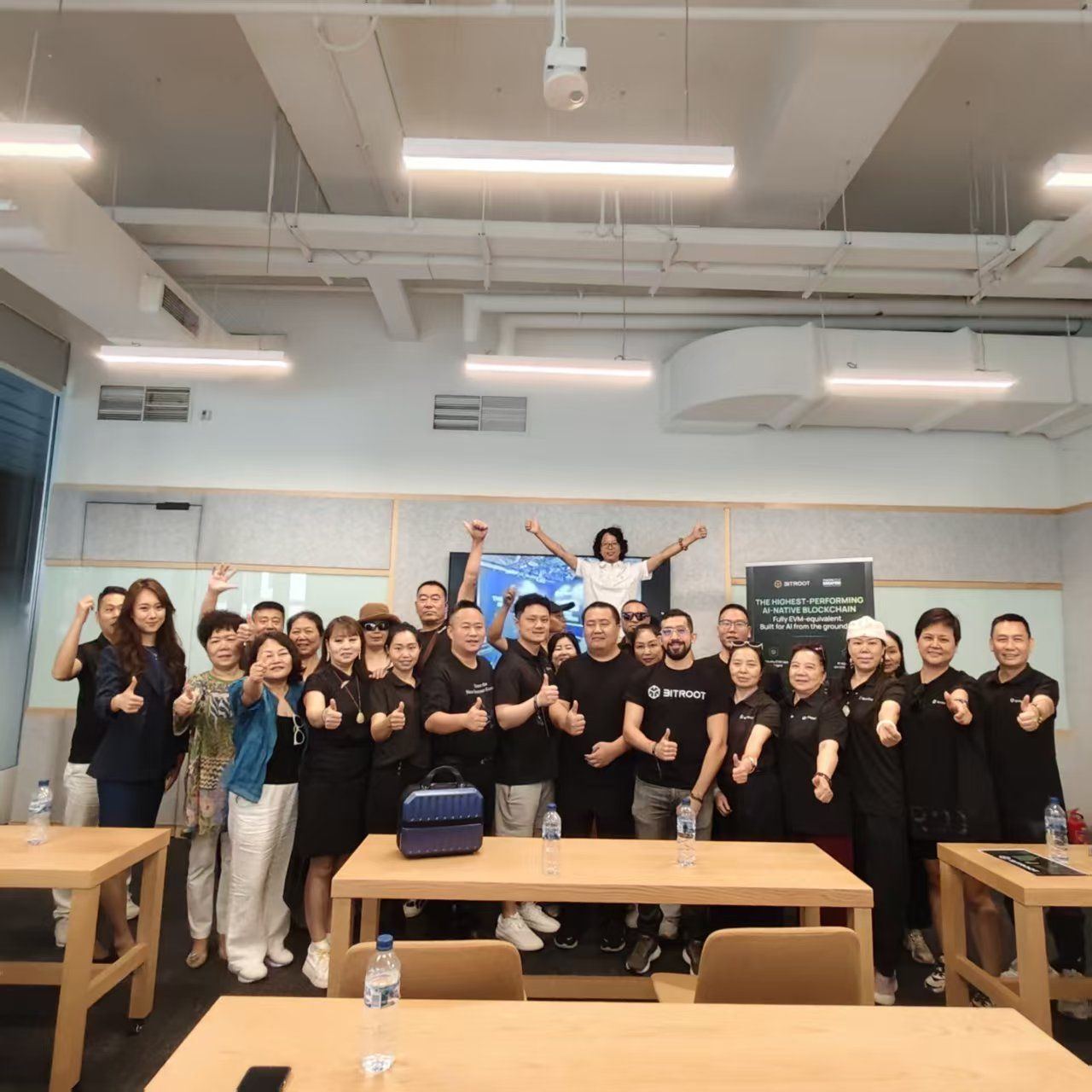 Foto de grupo del encuentro presencial con la comunidad de Bitroot