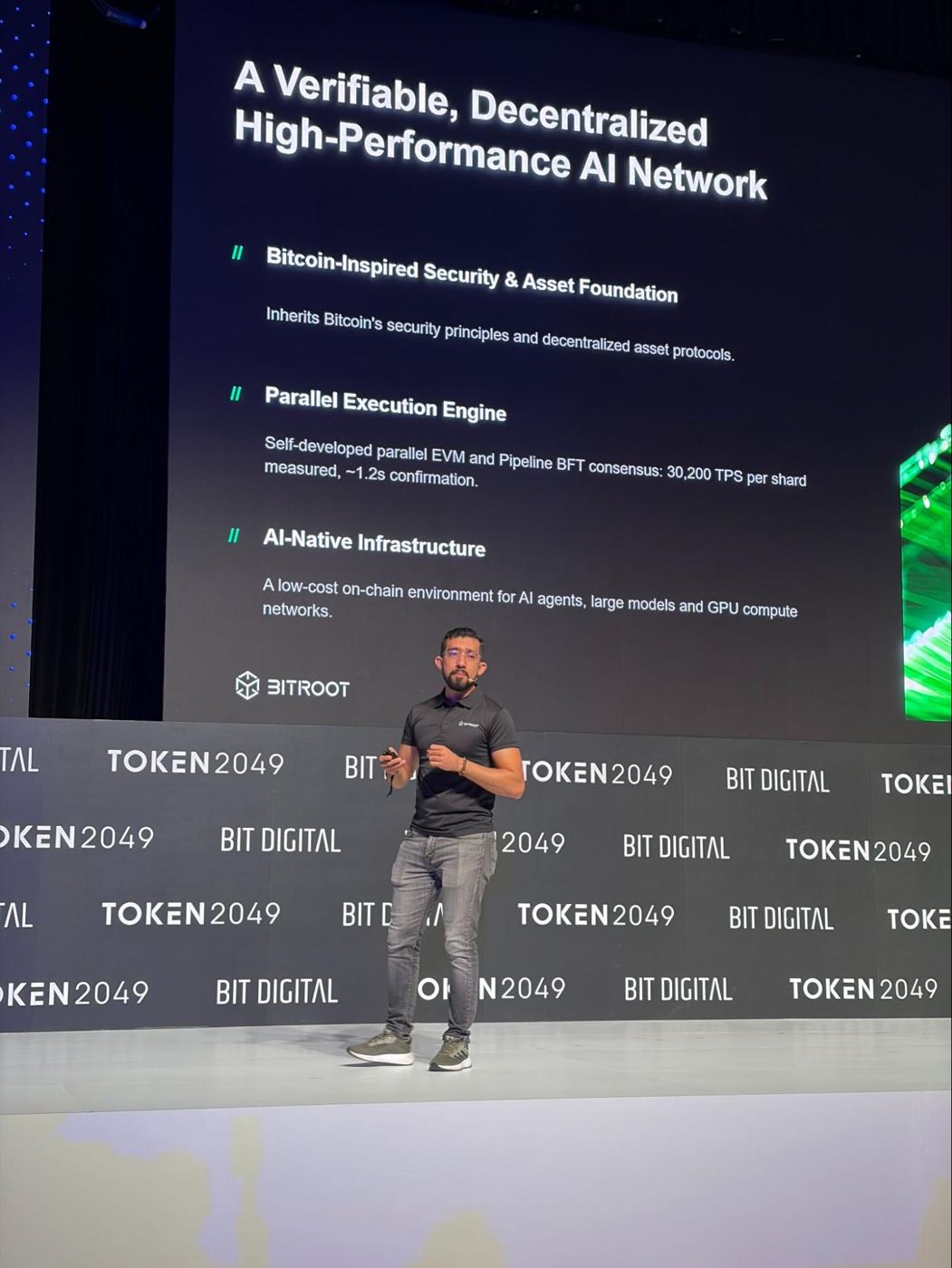 Representante de Bitroot durante su ponencia en el escenario principal de TOKEN2049 Singapore, con el posicionamiento técnico de Bitroot en la pantalla gigante