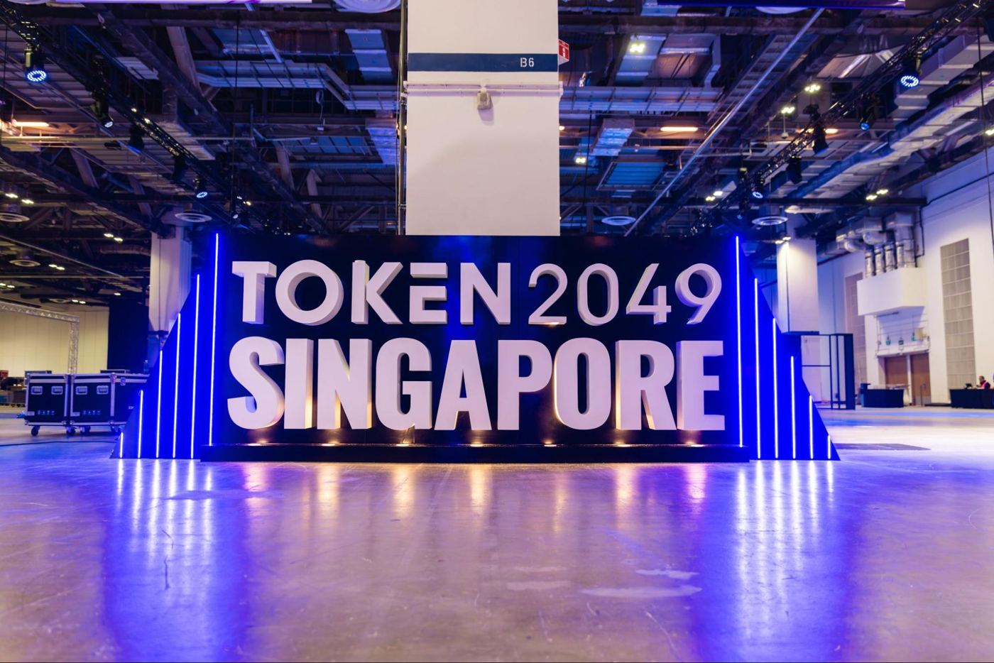 Señalización del evento en el recinto de TOKEN2049 Singapore